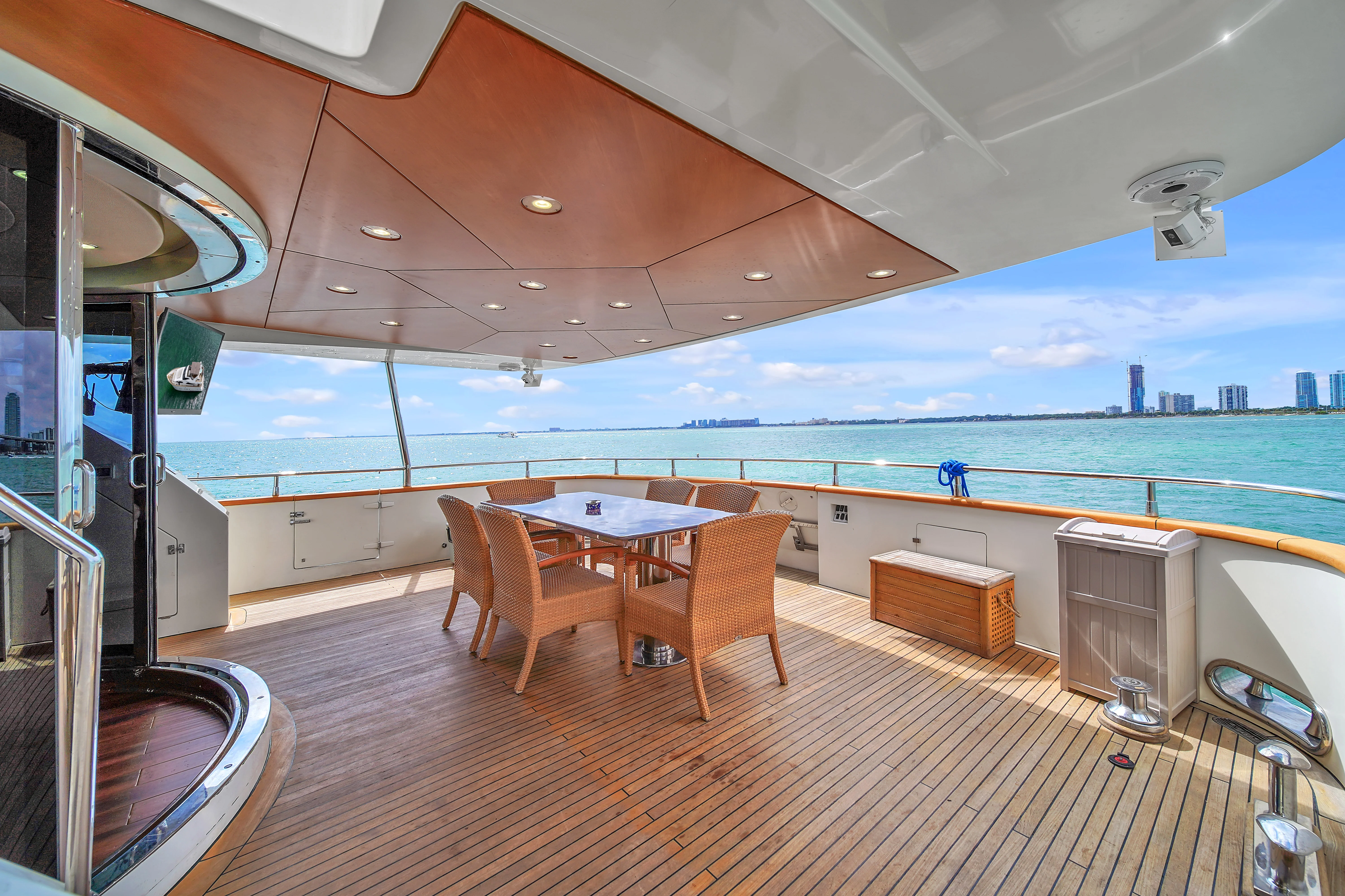 105ft Azimut Daniela jacuzzi area
